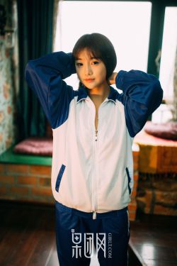 美女被男人撕衣舔胸