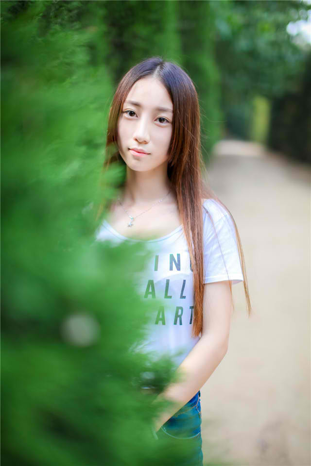 父亲在车里缓慢而有力的撞着